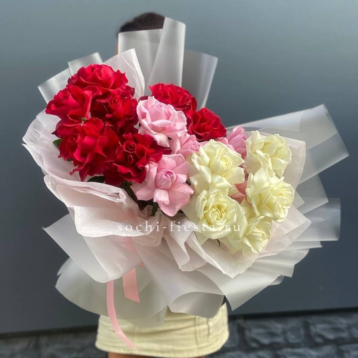 Микс из 17 роз в Ангарске