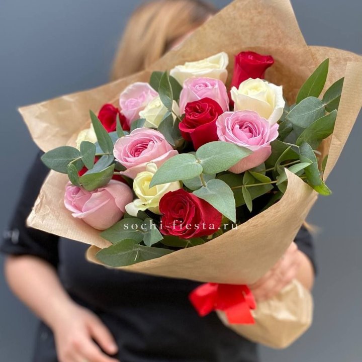 Букет из 15 роз с эвкалиптом в Ангарске