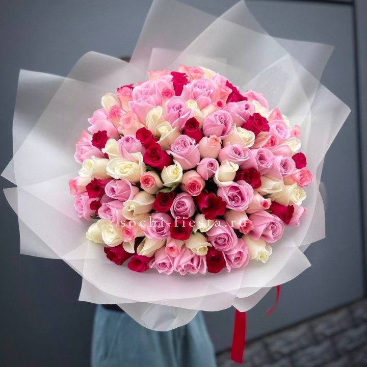 101 разноцветная роза "Карусель" в Ангарске