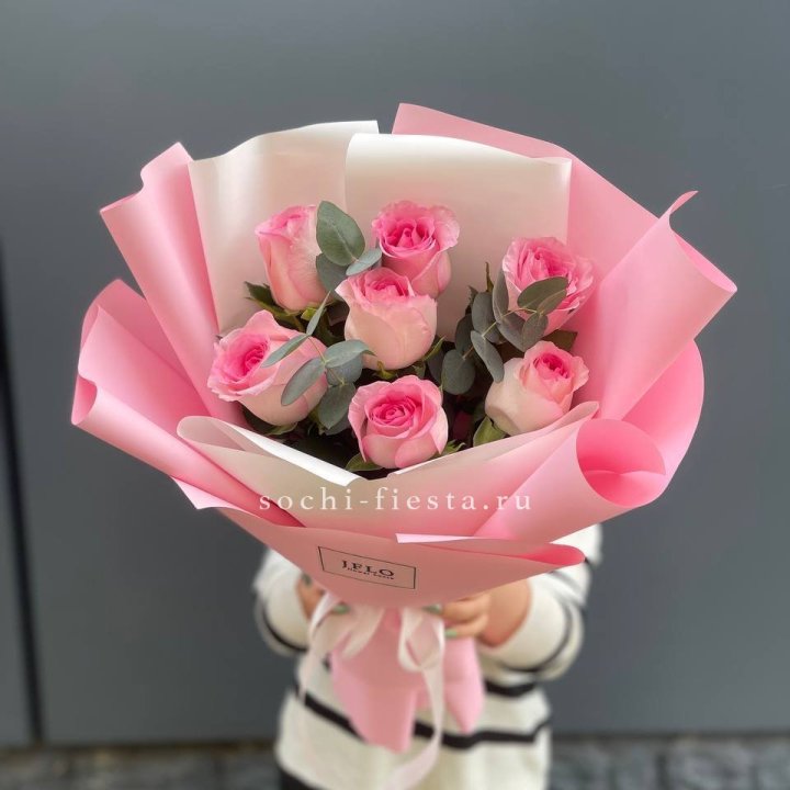 7 роз с эвкалиптом в Ангарске