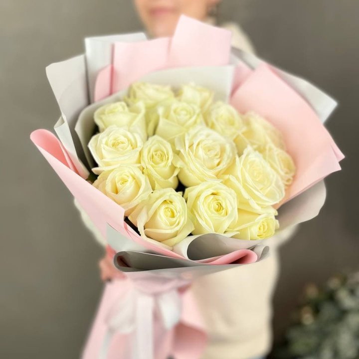 15 белых роз пудра в Ангарске