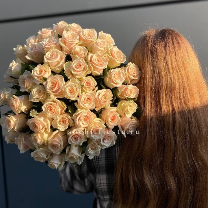 Охапка кремовых роз в Ангарске