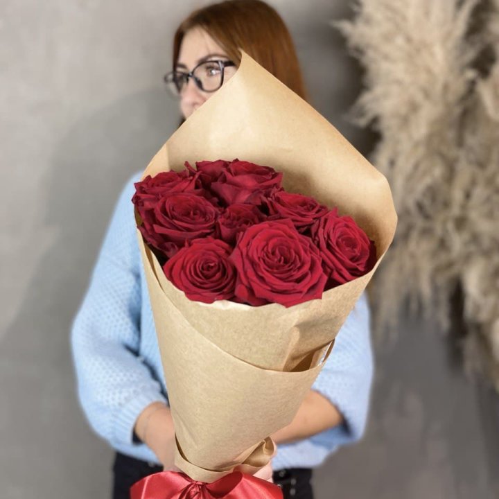 9 красных роз в крафте в Ангарске