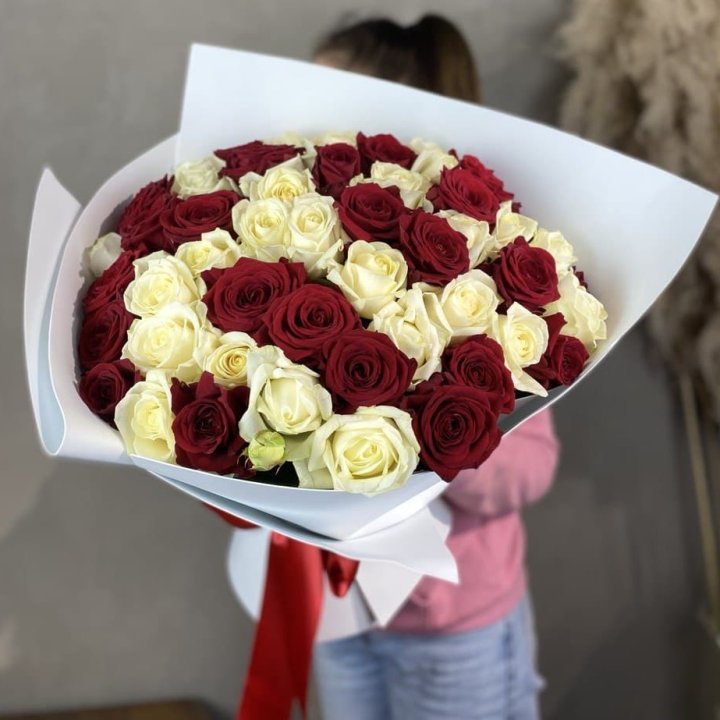 51 красная и белая роза в Ангарске