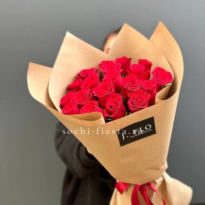 19 красных роз в крафте в Ангарске