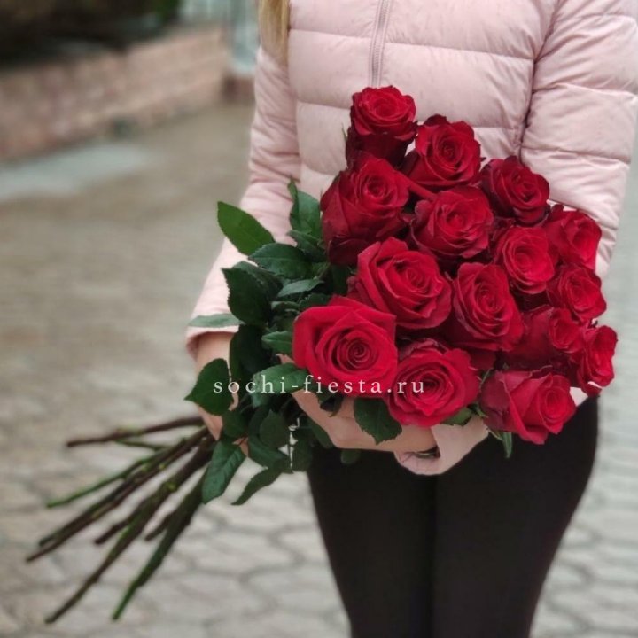 15 высоких красных роз в Ангарске