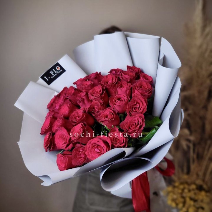 Красные розы 33 шт в Ангарске