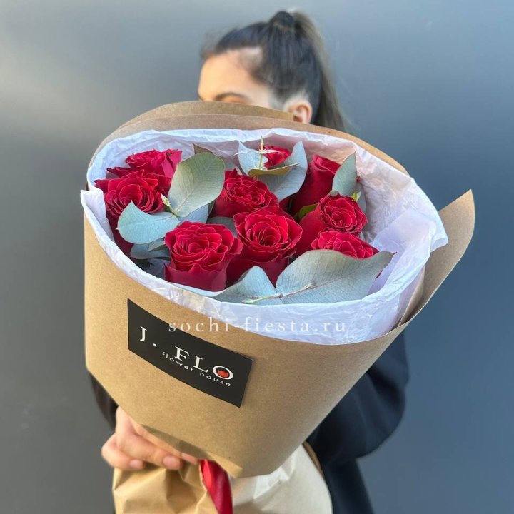 9 роз с эвкалиптом в Ангарске