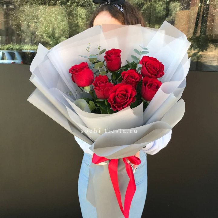7 красных роз с эвкалиптом  в Ангарске