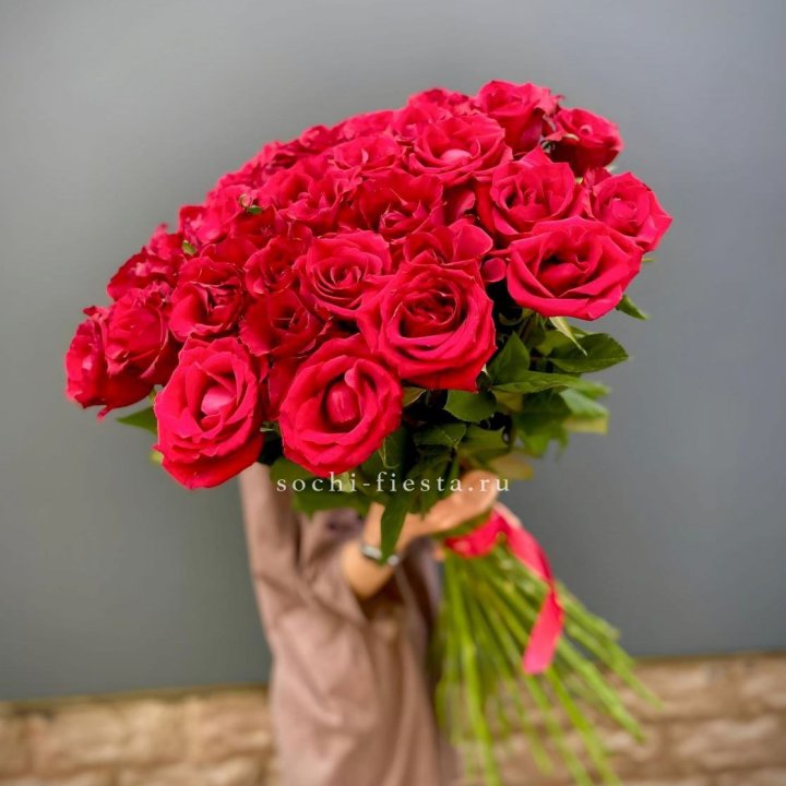 51 высокая красная роза в Ангарске