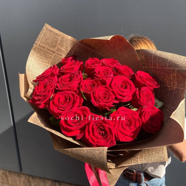 19 красных роз Леди Крафт в Ангарске