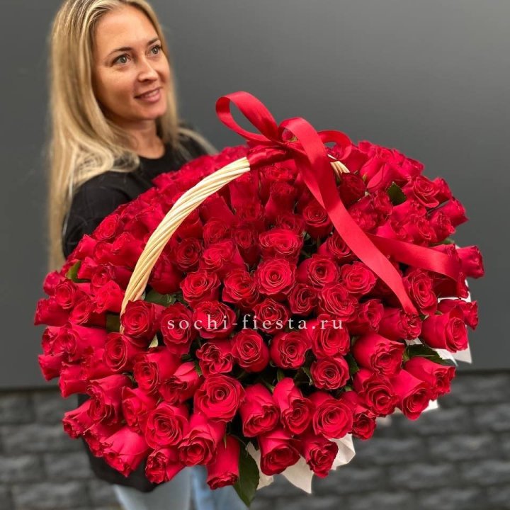 151 красная  роза в корзине в Ангарске