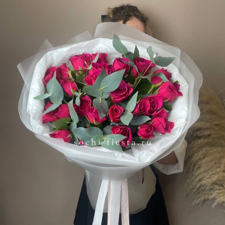 25 малиновых роз с эвкалиптом в Ангарске