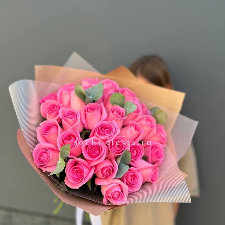 31 розовая роза с эвкалиптом в Ангарске