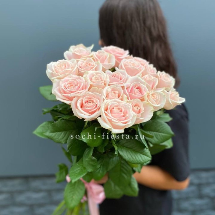 Высокие розовые розы в Ангарске