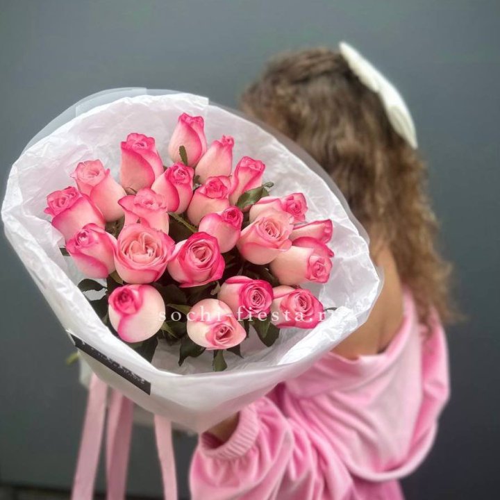 21 розовые розы Венди  в оформлении в Ангарске
