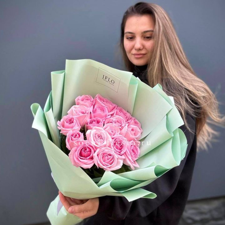 17 розовых роз в Ангарске