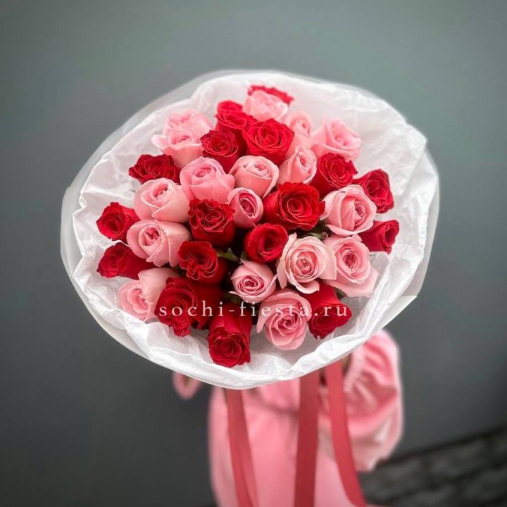 Букет красных и розовых 35 роз в Ангарске