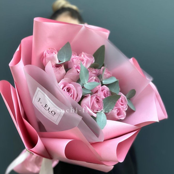 15 Розовых роз с эвкалиптом в Ангарске