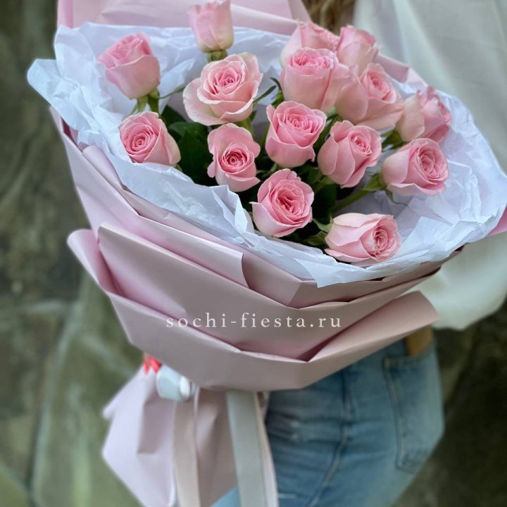 Розовые розы в авторском оформлении в Ангарске
