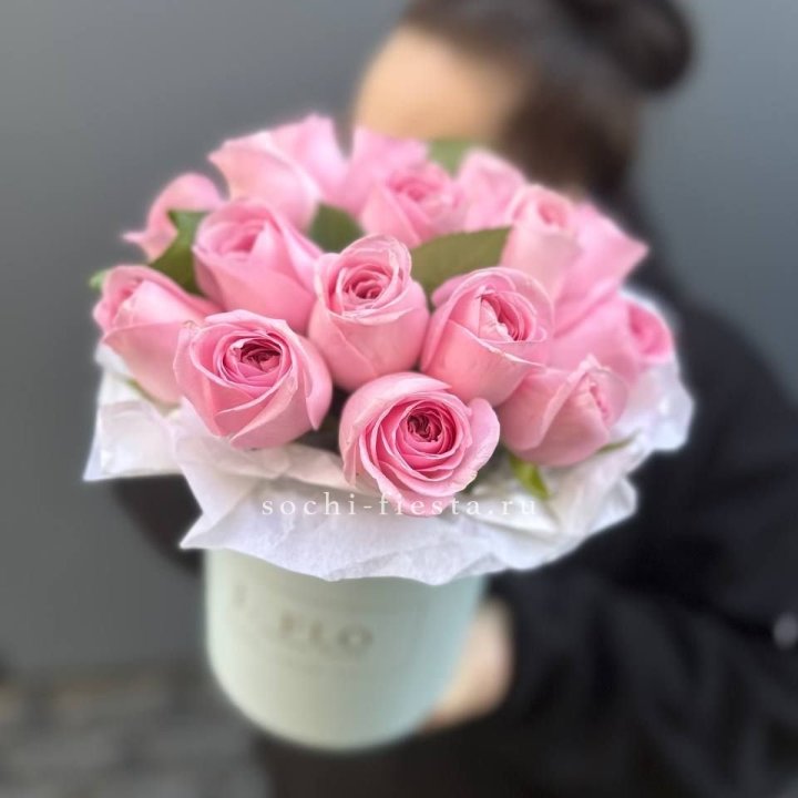 17 розовых роз в цилиндре в Ангарске