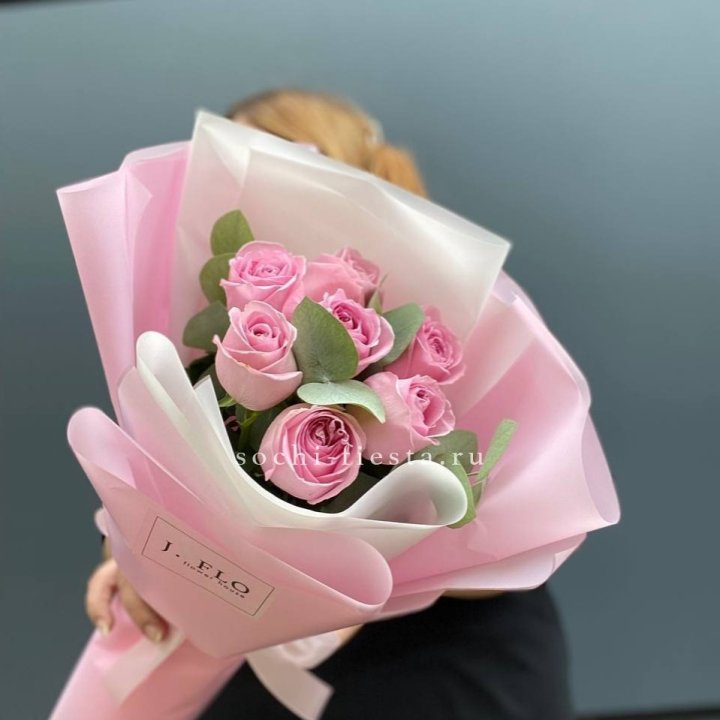 7 розовых роз с эвкалиптом в Ангарске