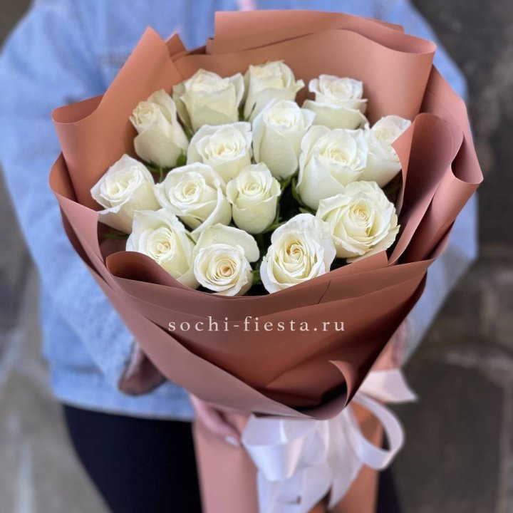 15 белых роз сиена в Ангарске