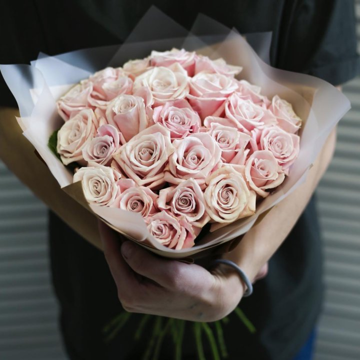 27 кремовых роз в Ангарске