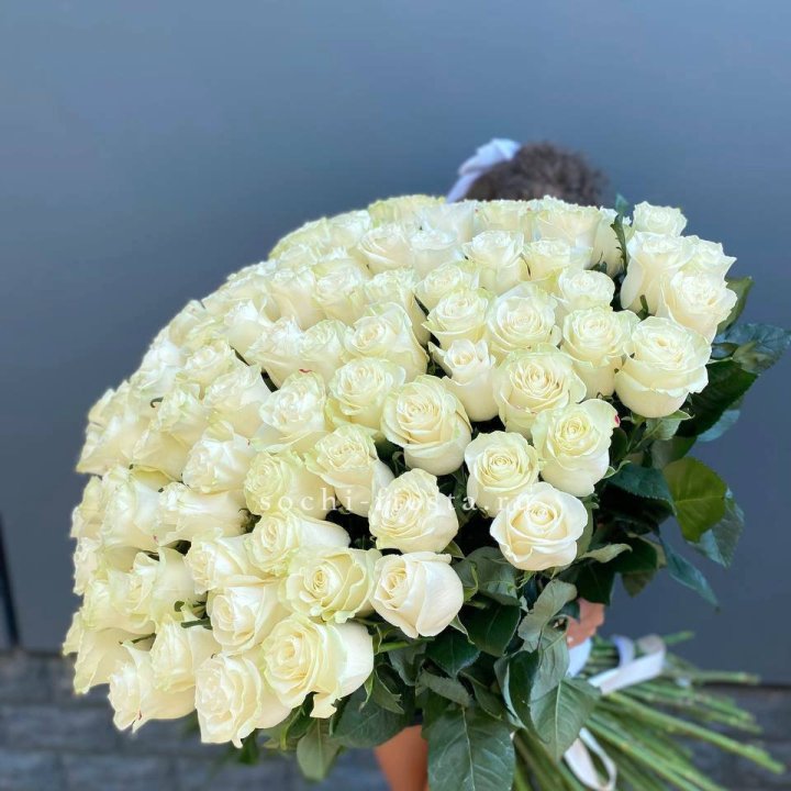 101 белая высокая роза в Ангарске