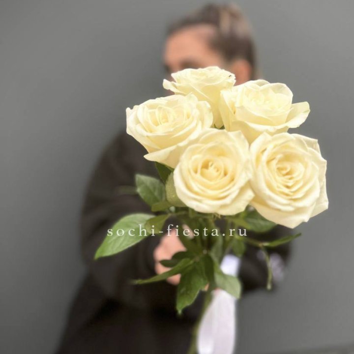 Букет 5 белых роз  в Ангарске