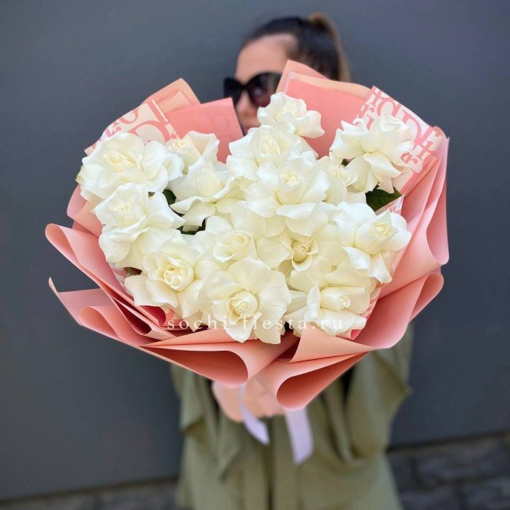 Белые розы "Аморе" в Ангарске