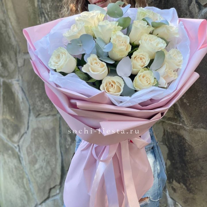 Белые розы в авторском оформлении в Ангарске