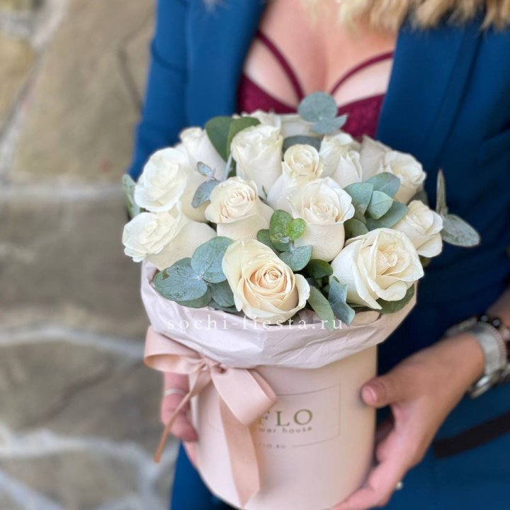 Цилиндр из белых роз в Ангарске