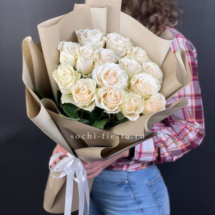 15 белых роз кофе в Ангарске