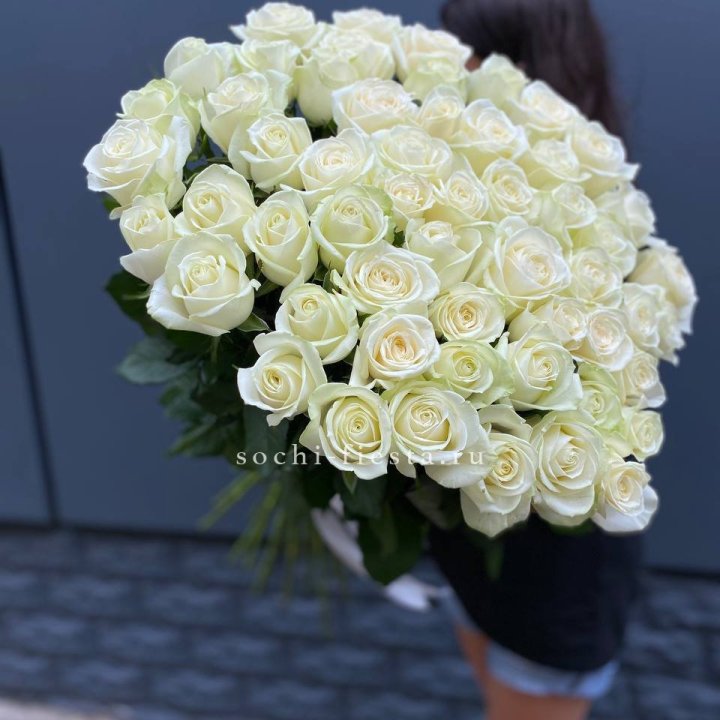 51 белоснежная высокая роза в Ангарске