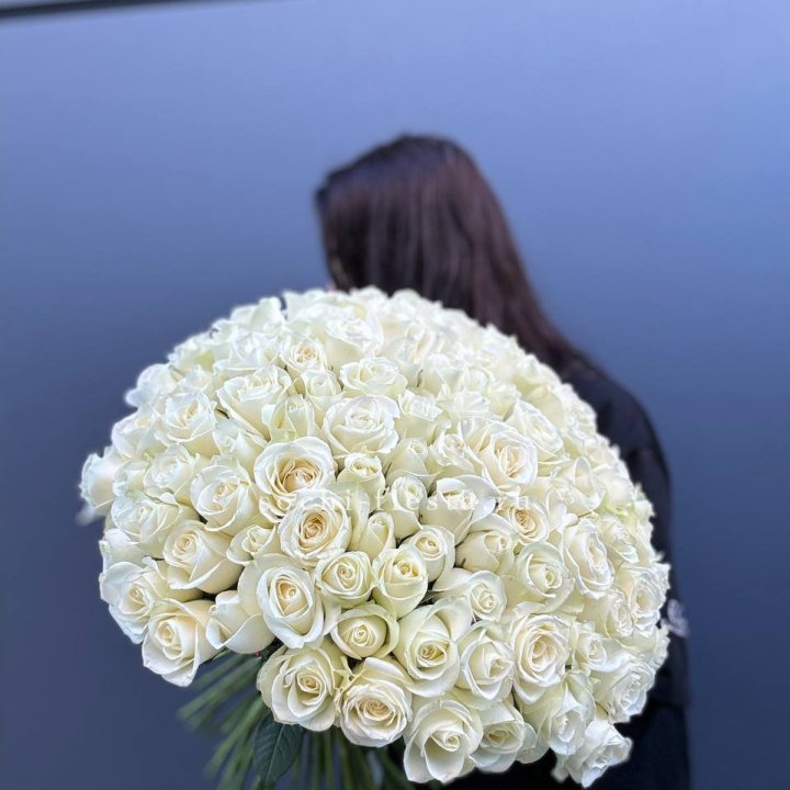 Охапка из 101 белой розы  в Ангарске