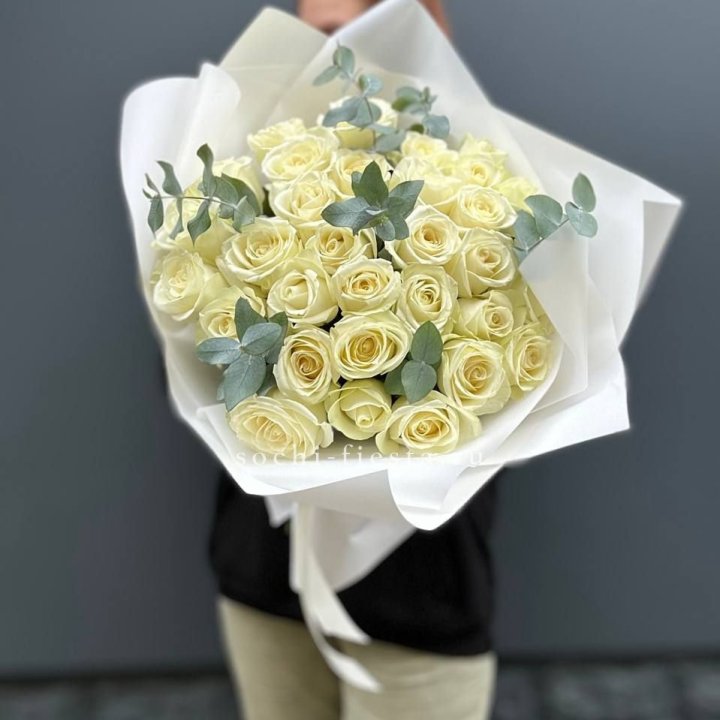 31 белая роза с эвкалиптом в Ангарске