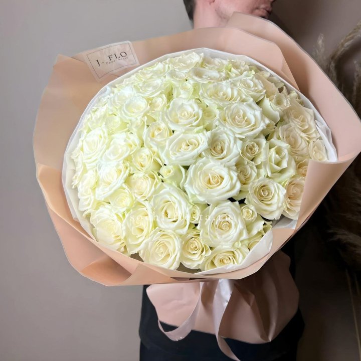 51 белая  роза в оформлении в Ангарске