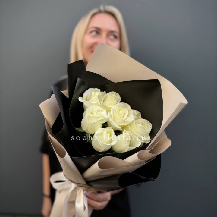 7 белых роз Иммерсив в Ангарске