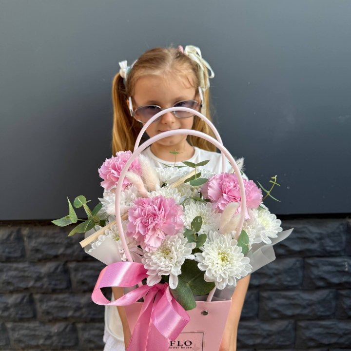 Сумочка из стойких хризантем и диантуса в Ангарске