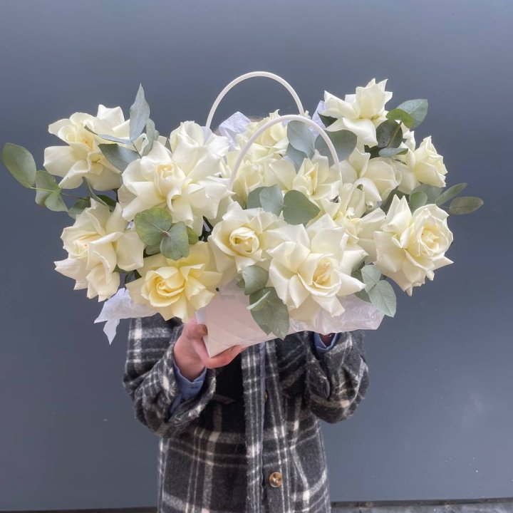 15 белых роз в сумочке в Ангарске