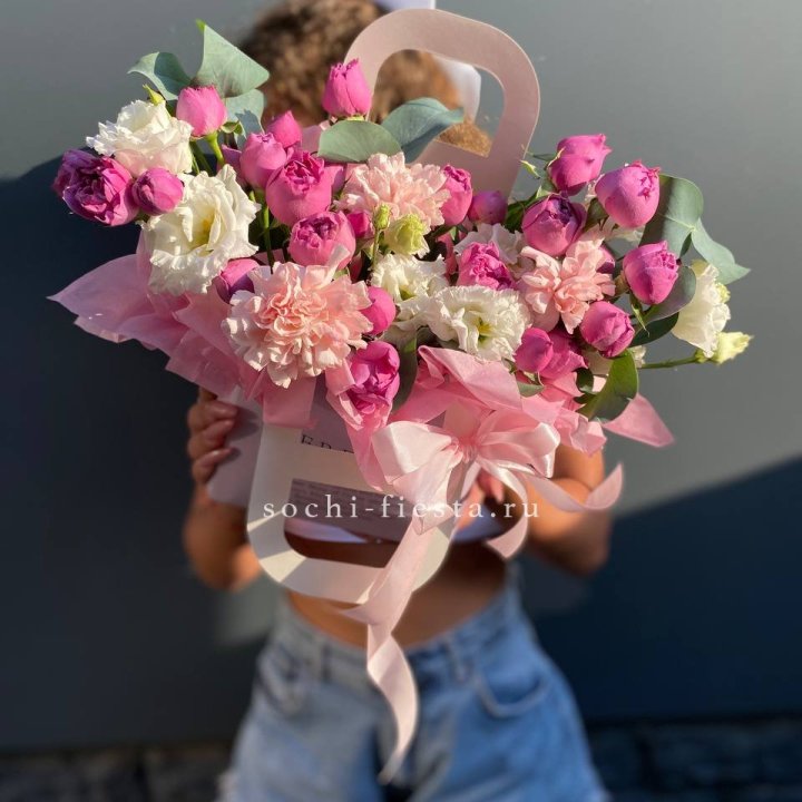 Сумочка с кустовой розой и диантусами в Ангарске