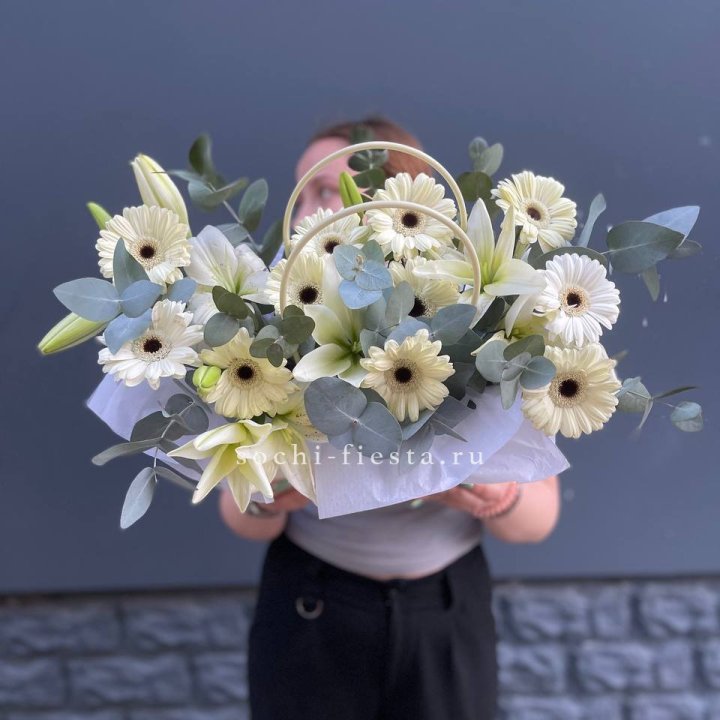 Сумочка лилии и герберы в Ангарске