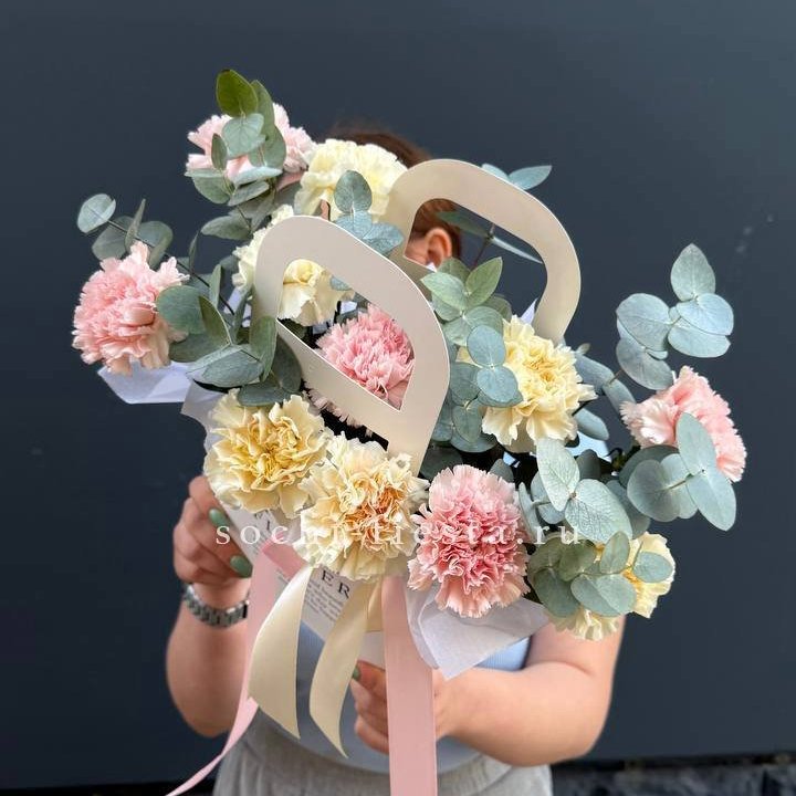 Сумочка из диантусов в Ангарске