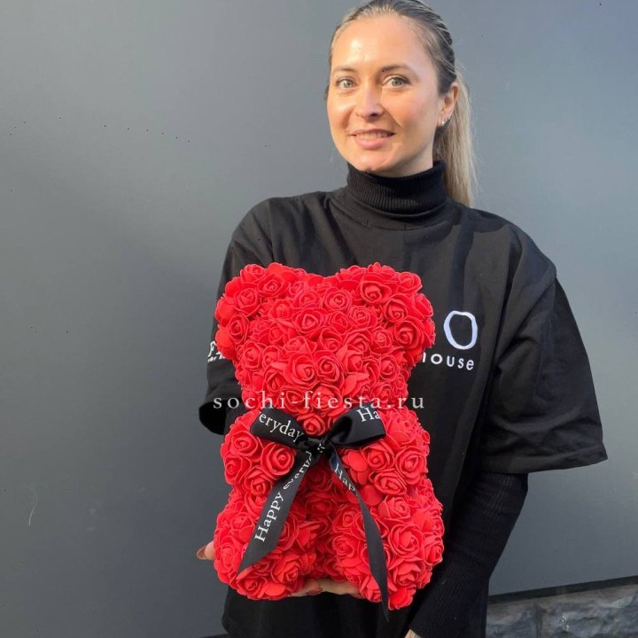 Медведь из роз красный в Ангарске