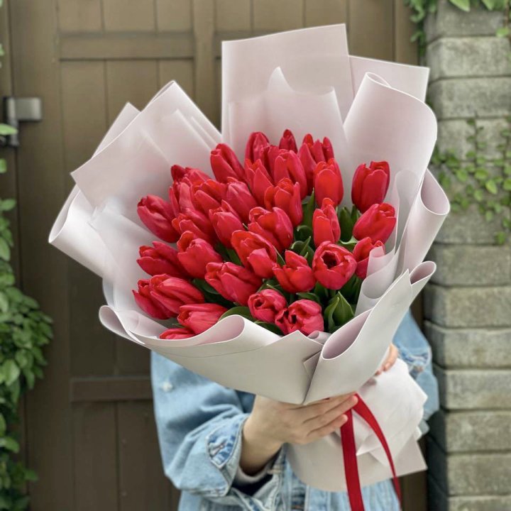 35 красных тюльпанов в Ангарске